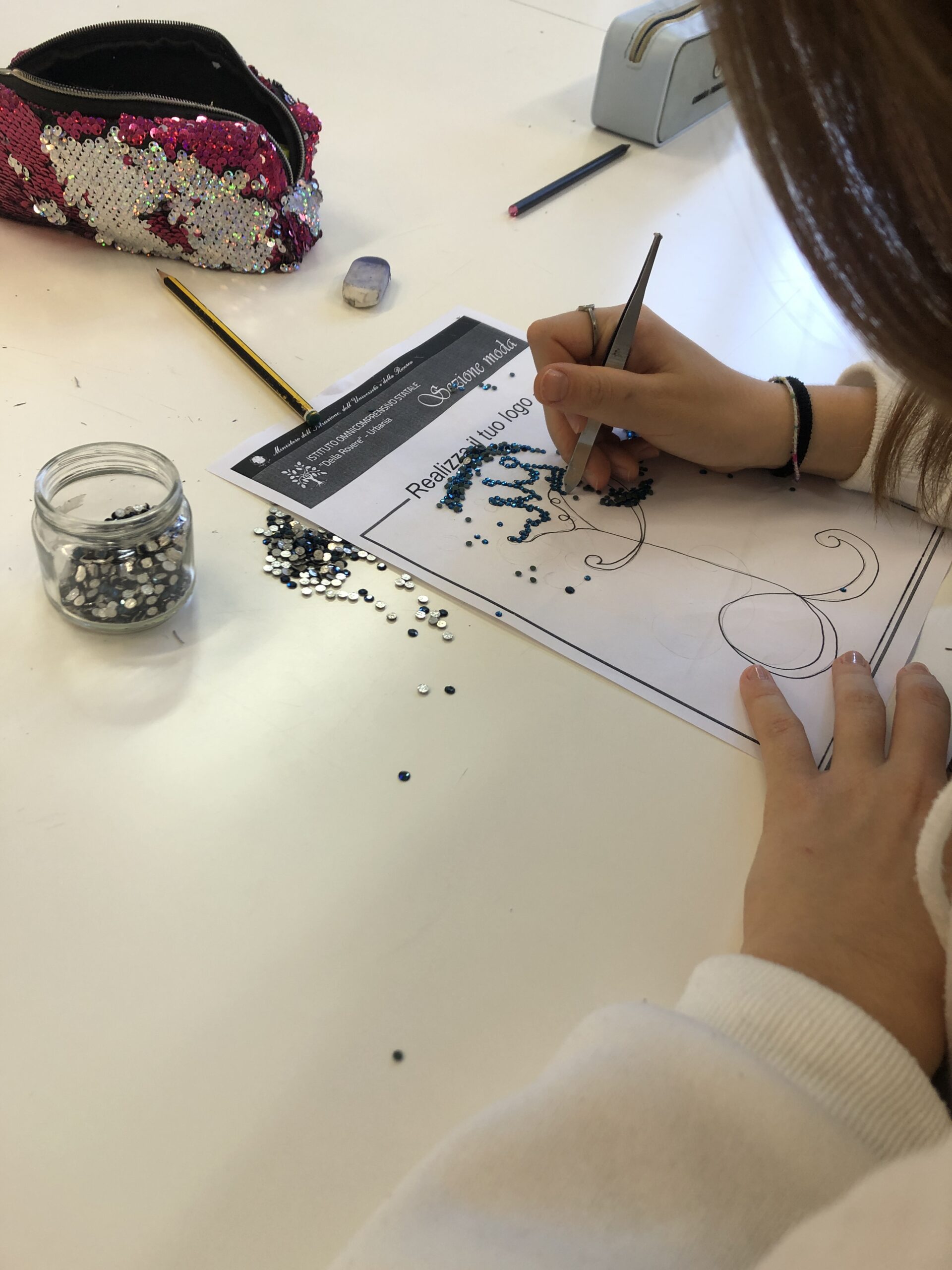 logo con strass